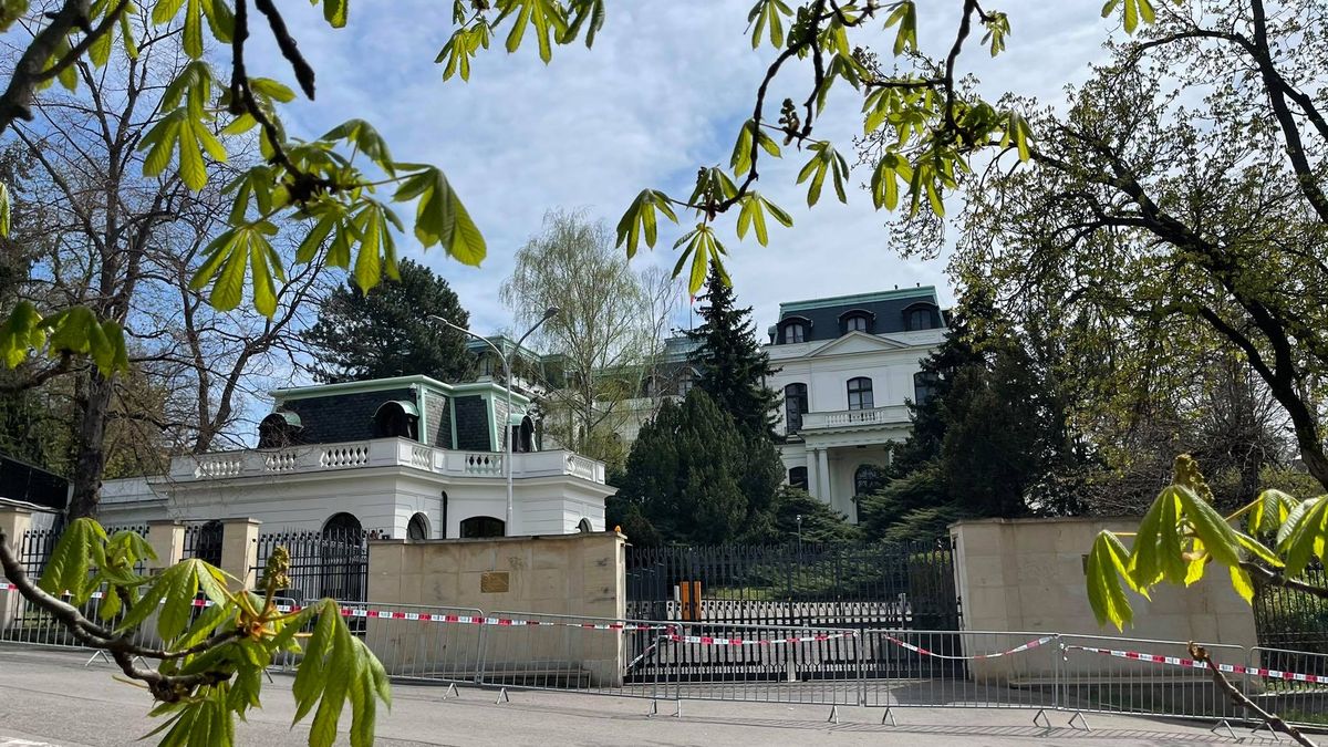 Dvořák: Ruská ambasáda se pokouší v Česku protiprávně manipulovat s pozemky